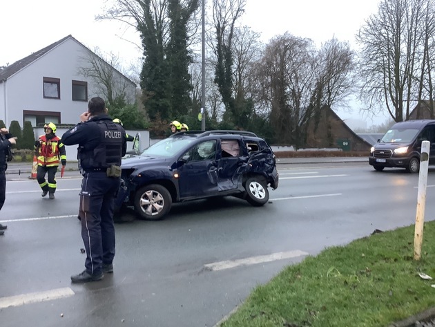 FW-GE: Eingeklemmte Person nach Verkehrsunfall mit Straßenbahn - Rettungseinsatz in Gelsenkirchen