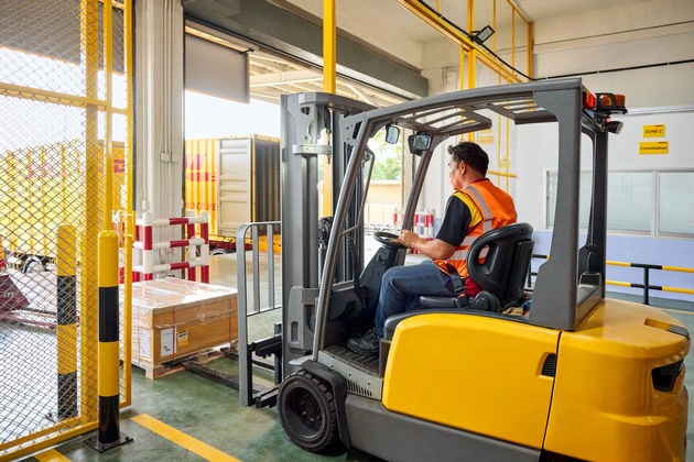 PM: DHL Express erweitert globales Portfolio mit neuem Heavy Weight Express Service f&uuml;r Sendungen bis zu 3.000 kg / PR: DHL Express expands global portfolio with new Heavy Weight Express Service for shipments up to 3,000 kg