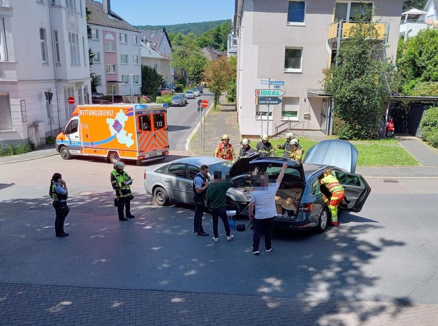 FW-EN: Mehrere Patienten erfolgreich gerettet - Verkehrsunfall an der Poststraße und Unfall im Wald