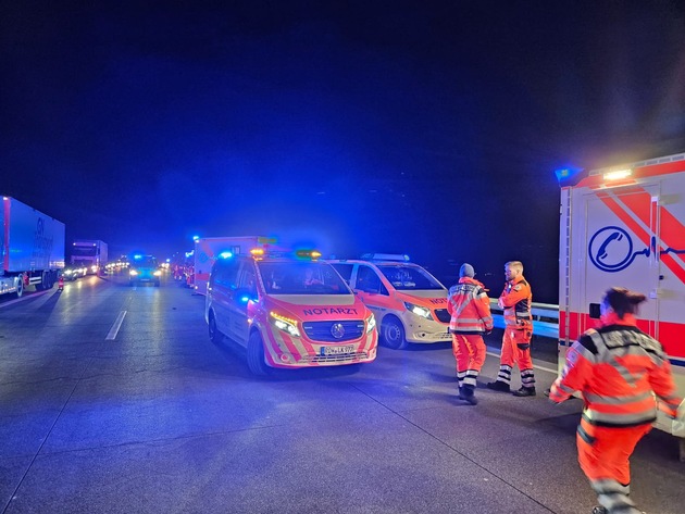 FW-ROW: Verkehrsunfall auf der Autobahn mit 9 Personen - Feuerwehr unterstützt bei Großaufgebot an Rettungsmitteln