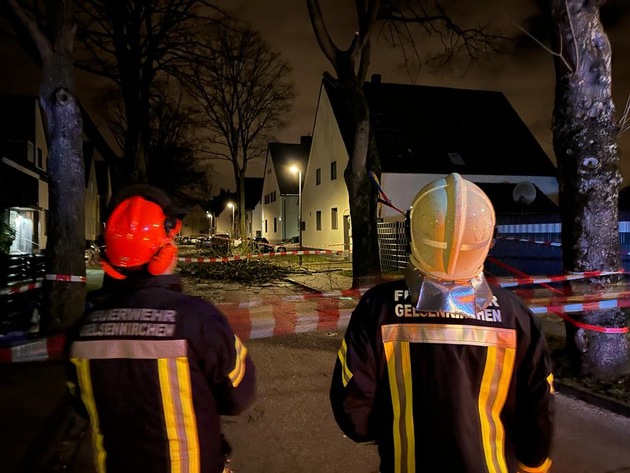 FW-GE: Bilanz Sturmtief Zeynep / Arbeitsreiche Nacht für die Kräfte der Feuerwehr Gelsenkirchen - rund 140 sturmbedingte Einsätze bis Samstagmittag