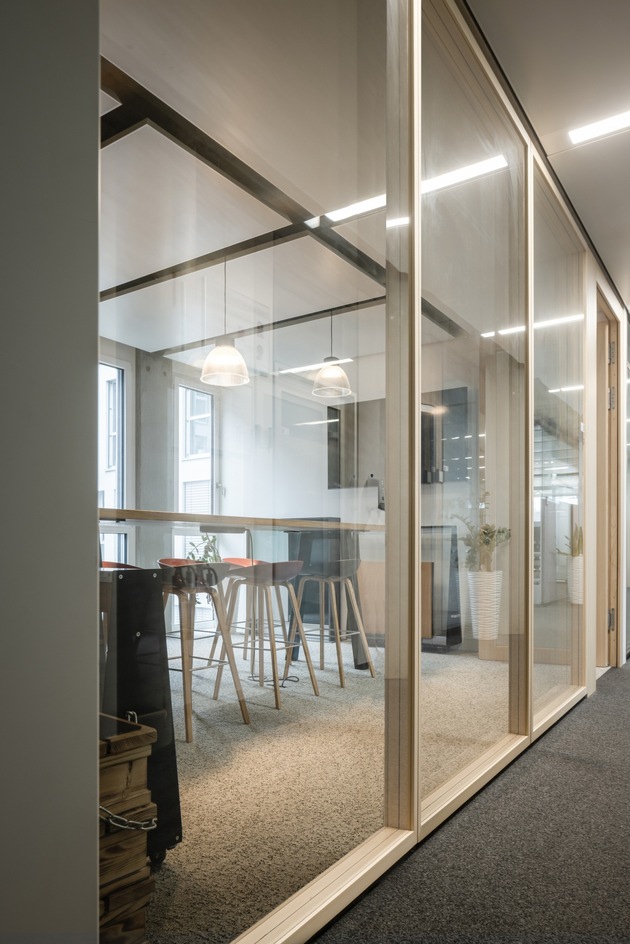 Lindner Life Stereo_N – Glastrennwand mit eleganter Holzrahmung