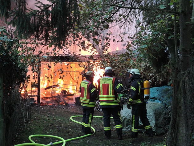 FW-BN: Gartenlaube und Kleintierstall brennen in voller Ausdehnung