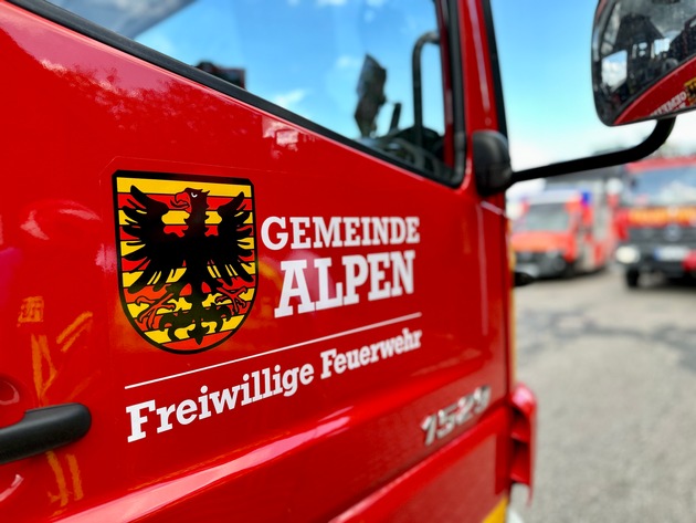 FW Alpen: Gemeldeter Zimmerbrand im Keller