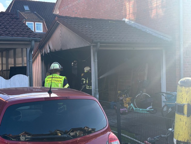 FW-ROW: Carport ger&auml;t in Brand - Feuerwehr verhindert &Uuml;bergreifen aufs Wohnhaus