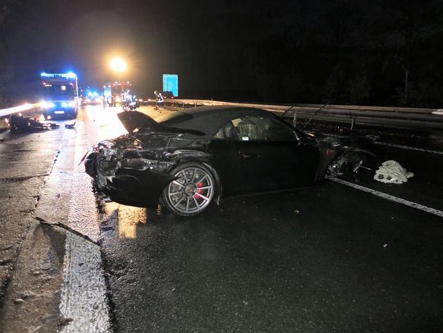 FW-WRN: TH_Person_klemmt - Porsche verunfallt auf der BAB 1