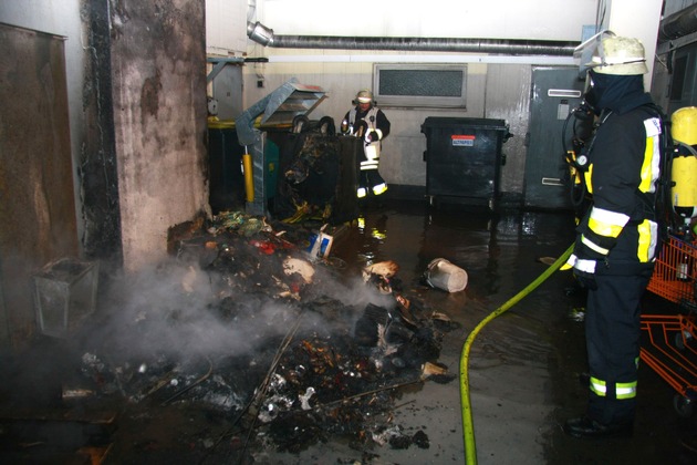 FW-E: Dachstuhlbrand im GOP entpuppte sich als Containerbrand, Feuerwehr rückte zunächst mit drei Löschzügen aus