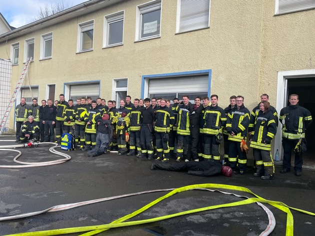 FW-OE: 28 neue Atemschutzgeräteträger für die Feuerwehren im Kreis Olpe