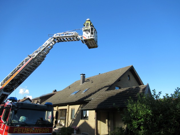 FW Dinslaken: Feuerwehr rettet Katze, kontrollierte Wohnung und löschte Vegetationsbrand