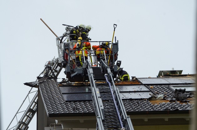 KFV-CW: Dachstuhlbrand in Nagold. Glut frisst sich durch die Dämmung und wird erneut entfacht.