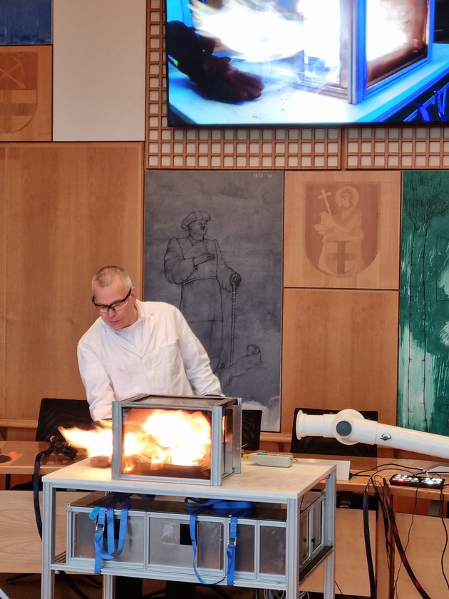 FW Wenden: Wenn Flammen str&ouml;men - Feuerwehr Wenden schult sich f&uuml;r den Ernstfall