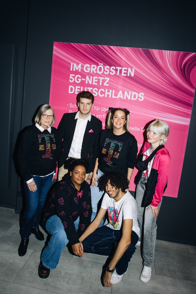 Stardesignerin Marina Hoermanseder kleidet Telekom Mitarbeitende ein