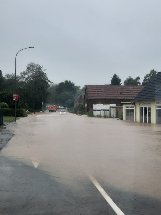 FW-GL: Zahlreiche und umfangreiche Schäden im gesamten Stadtgebiet von Bergisch Gladbach - Stadt stellt Notunterkunft zur Verfügung