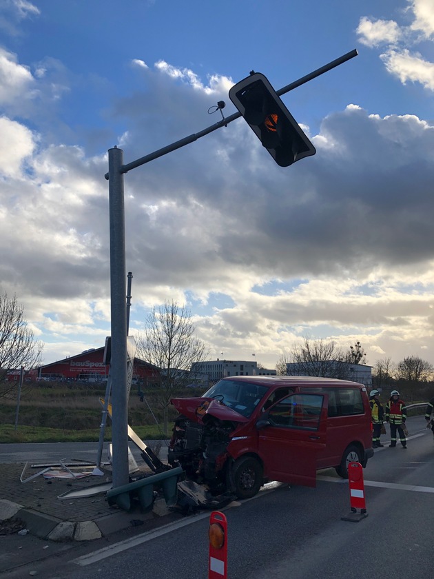 POL-PIOPP: Verkehrsunfall mit schwerverletzter Person auf der B9 in Oppenheim