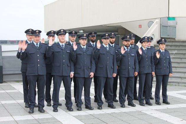 BPOL NRW: Bundespolizei am Flughafen Köln/Bonn vereidigt 18 neue Mitarbeiterinnen und Mitarbeiter