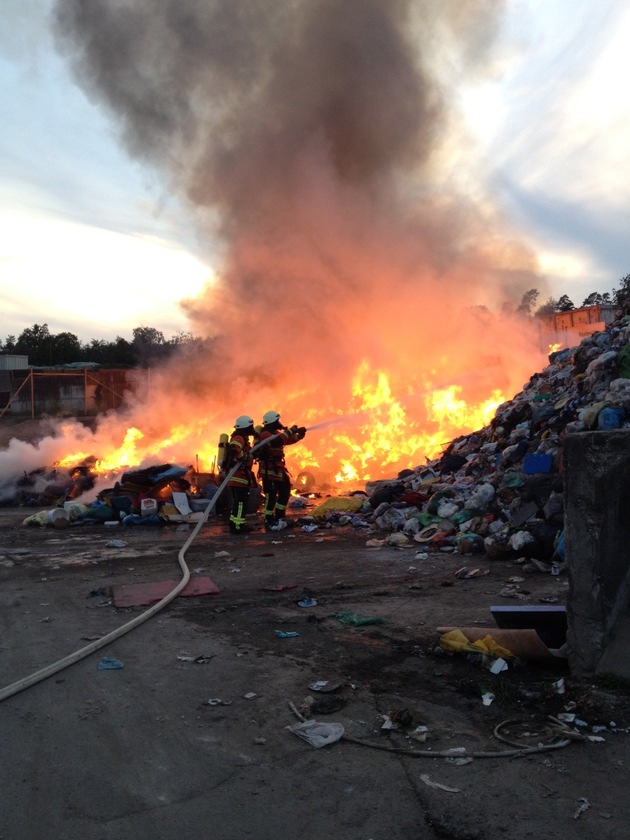 FW-CW: Auf dem Simmozheimer Recyclinghof brannte Restmüll