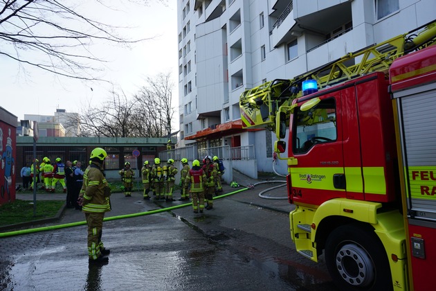 FW Ratingen: Feuermeldung im Hochhaus, Treppenraum verraucht