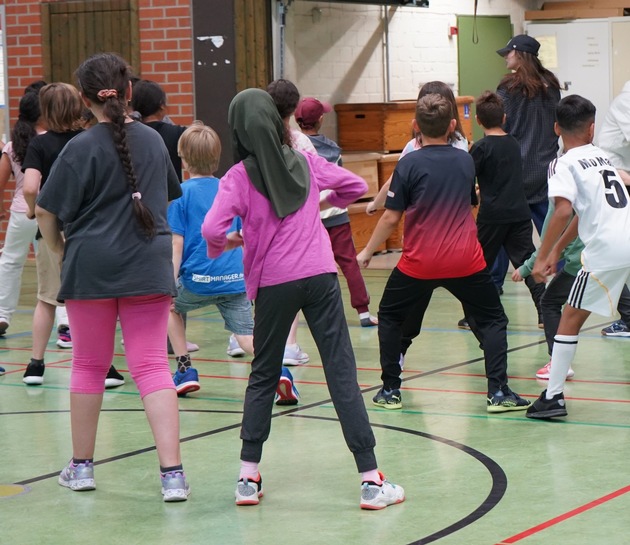 Eine ganze Schule im Hip-Hop-Fieber: „Wackel-Zappel-News“ gewinnen Schülerzeitungswettbewerb und erleben Workshop für alle Kinder