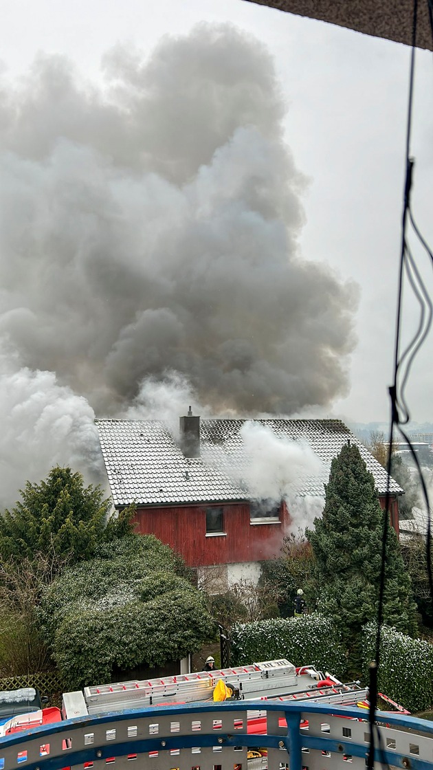 KFV-CW: Wohnungsbrand in Calw-Heumaden forderte Einsatzkräfte. Drei Menschen erleiden Rauchgasvergiftung. Ein Hund stirbt.