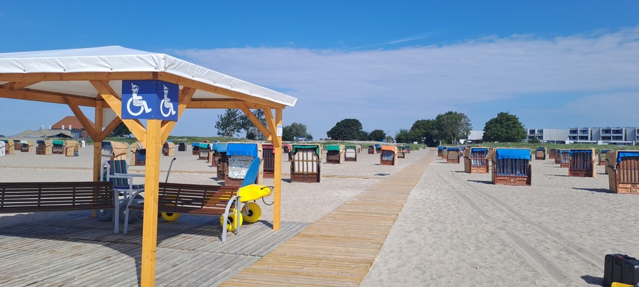 Der Tourismus-Service Fehmarn schafft einen barrierefreien Bereich mit Pavillon am Südstrand in Burgtiefe