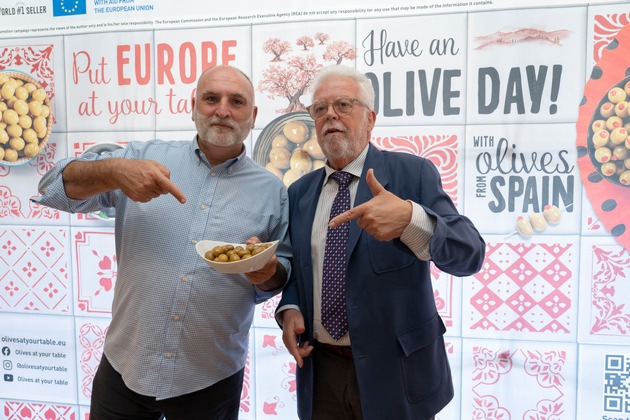 Razones para llevar las aceitunas europeas a la mesa / El chef José Andrés anima a tener “un día de aceitunas” todos los días