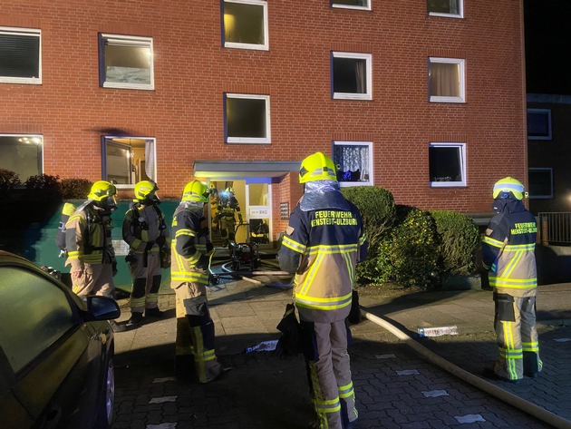 FW-SE: Feuer auf dem Balkon eines Mehrfamilienhauses und parallel schwerer Verkehrsunfall in Henstedt-Ulzburg