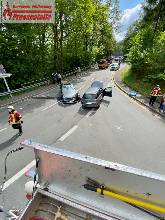 FW-PL: Ein Schwerverletzter bei Verkehrsunfall. Ersthelferin hat Schutzengel an Board.