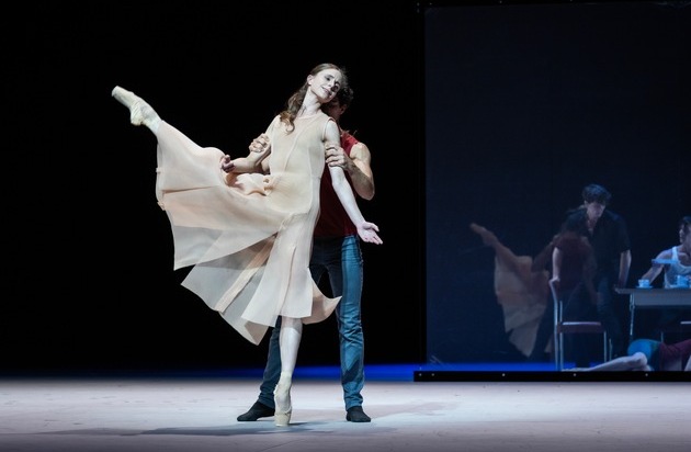 AKRIS: Albert Kriemler entwirft Kostüme zu John Neumeiers Ballett "Epilog" an der Hamburgischen Staatsoper