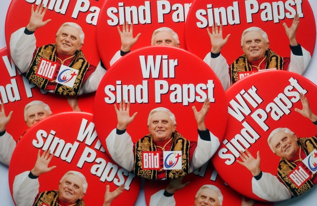 BILD ist Medienpartner des Weltjugendtages 2005 in Köln / Kult-Schlagzeile Wir sind Papst&quot; eine halbe Million Mal als Anstecker für die Teilnehmer