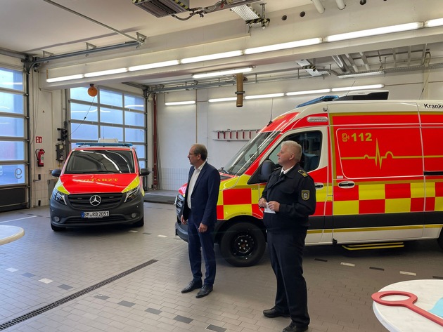 FW Bergheim: Fahrzeugeinsegnung bei der Feuerwehr Bergheim: Neuer Krankentransportwagen und neues Notarzteinsatzfahrzeug für die Kreisstadt Bergheim