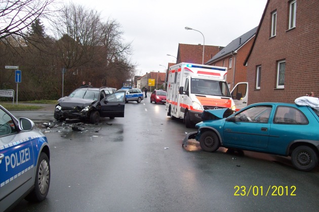 POL-STH: Verkehrsunfall auf der Habichhorster Straße in Stadthagen. Alle Unfallbeteiligten werden dabei verletzt.