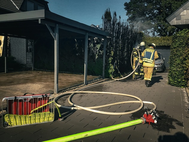 FW-PB: Heckenbrand in Schwaney- Übergreifen auf Wohnhaus verhindert