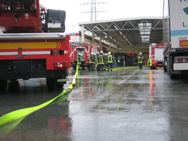 FW-AR: Verrauchte Produktionshalle in Arnsberg-Bruchhausen ruft Feuerwehr auf den Plan