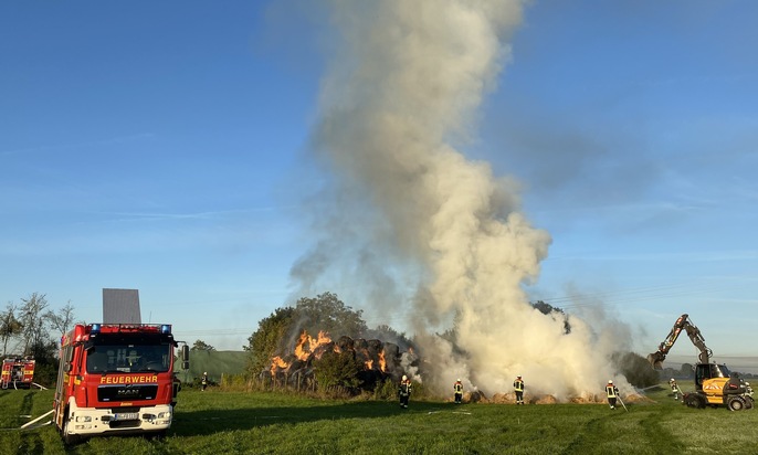 FW-OG: Brand eines Strohballenlagers - NINA-Warnung ausgelöst