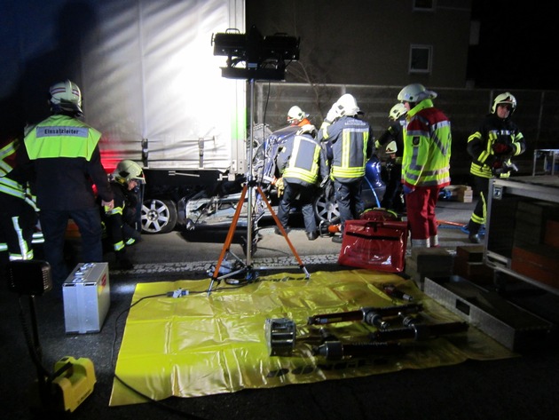 FW-GE: Eine Tote und ein Schwerverletzter nach Verkehrsunfall auf der A42 in Gelsenkirchen