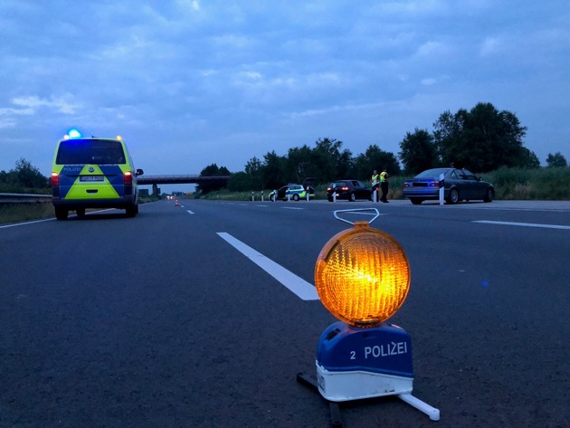 POL-CUX: Schwerverletzte bei Verkehrsunfällen ++ Verkehrskontrolle am Wesertunnel ++ Feldscheune abgebrannt ++ Einbrecher überrascht