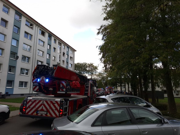 FW Düren: Feuer im Mehrfamilienhaus - Menschenleben in Gefahr