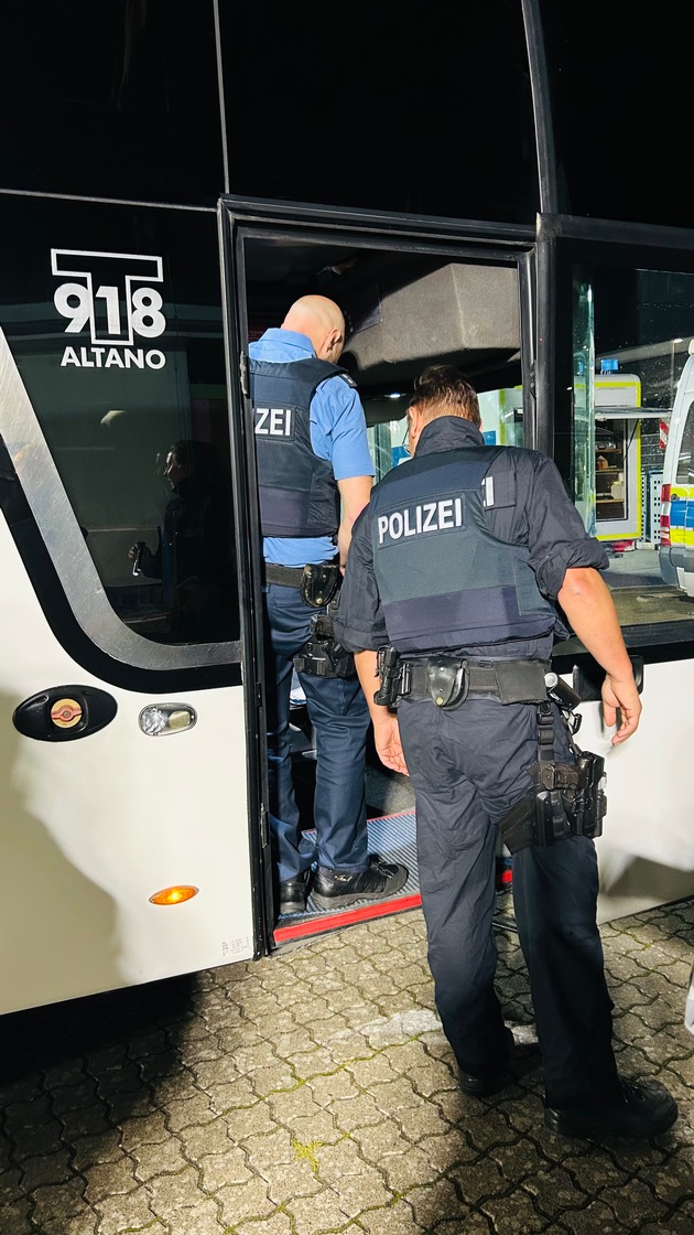 POL-WI: +++ Gemeinsame Kontrolle von Zoll, Polizei und Veterinäramt: Reisebusse mit erheblichen Verstößen gestoppt +++