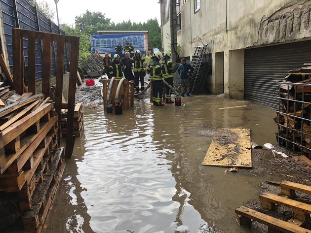 FW-EN: Feuer, Wasser und ein Verkehrsunfall beschäftigen die Einsatzkräfte der Freiwilligen Feuerwehr