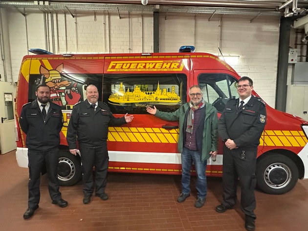 FW-EN: B&uuml;rgermeister &uuml;bergibt vier neue Mannschaftstransportfahrzeuge an die Feuerwehr Wetter (Ruhr)