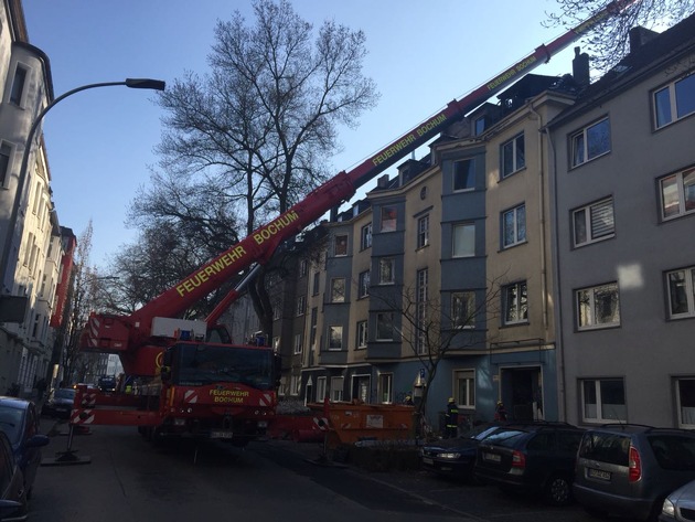 FW-BO: Feuerwehrkran unterstützt Brandursachenermittlung