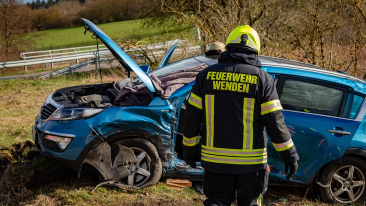 FW Wenden: Schwerer Verkehrsunfall auf L512