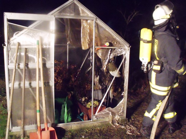 FW-AR: Feuer zerstört Holz- und Geräteschuppen in Voßwinkel