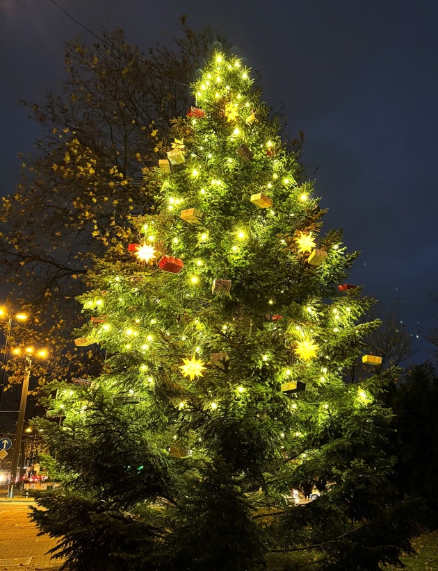 Weihnachtsbaum in Wersten erstrahlt jetzt mit Schutzengelflügeln