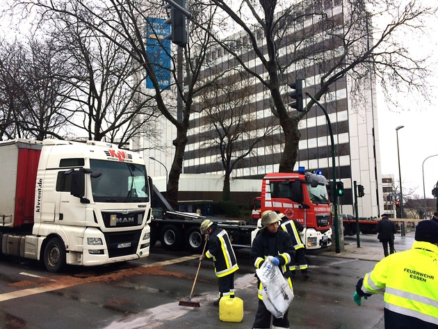 FW-E: Essen-Bergerhausen, Ruhrallee Höhe Töpferstraße Richtung Süden, 23.02.2017, 11.40 Uhr