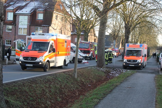 FW-WRN: Unklarer Verkehrsunfall zwischen Schulbus und PKW