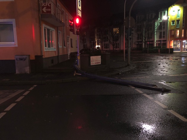POL-PDWO: Sturmschäden in der Wormser Innenstadt - mehrere Gebäude und PKW beschädigt