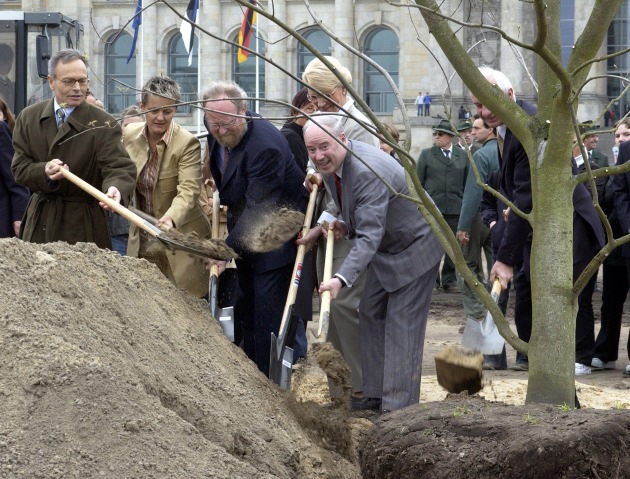 50 Jahre Tag des Baumes: Fielmann stiftet 100.000 Bäume /
Bundestagspräsident Thierse, Ministerin Künast und Fielmann pflanzen
vor dem Reichstag
