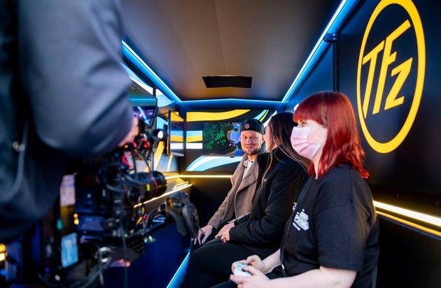 Ford-Werke GmbH: Team Fordzilla und der Ford Gaming Transit unterstützen SOS-Kinderdörfer