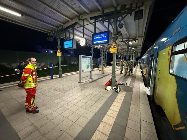 FW Lehrte: Eingeklemmte Person im Zug erfordert aufwendige Befreiungsaktion